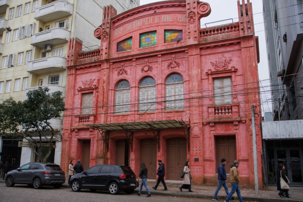 Reabertura do Theatro Sete de Abril, saúde e transporte movimentam Pelotas nesta quinta-feira
